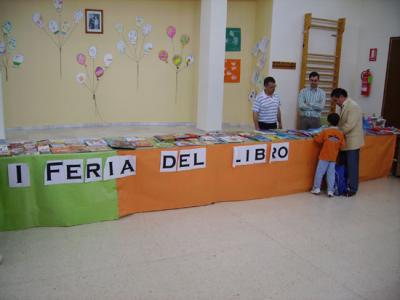 Celebrada la 'I Feria del Libro' en el colegio de Valenzuela.